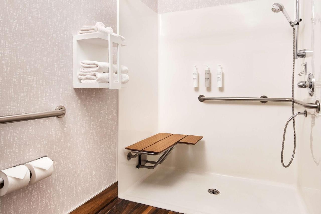 Hampton Inn Лонгмънт Екстериор снимка