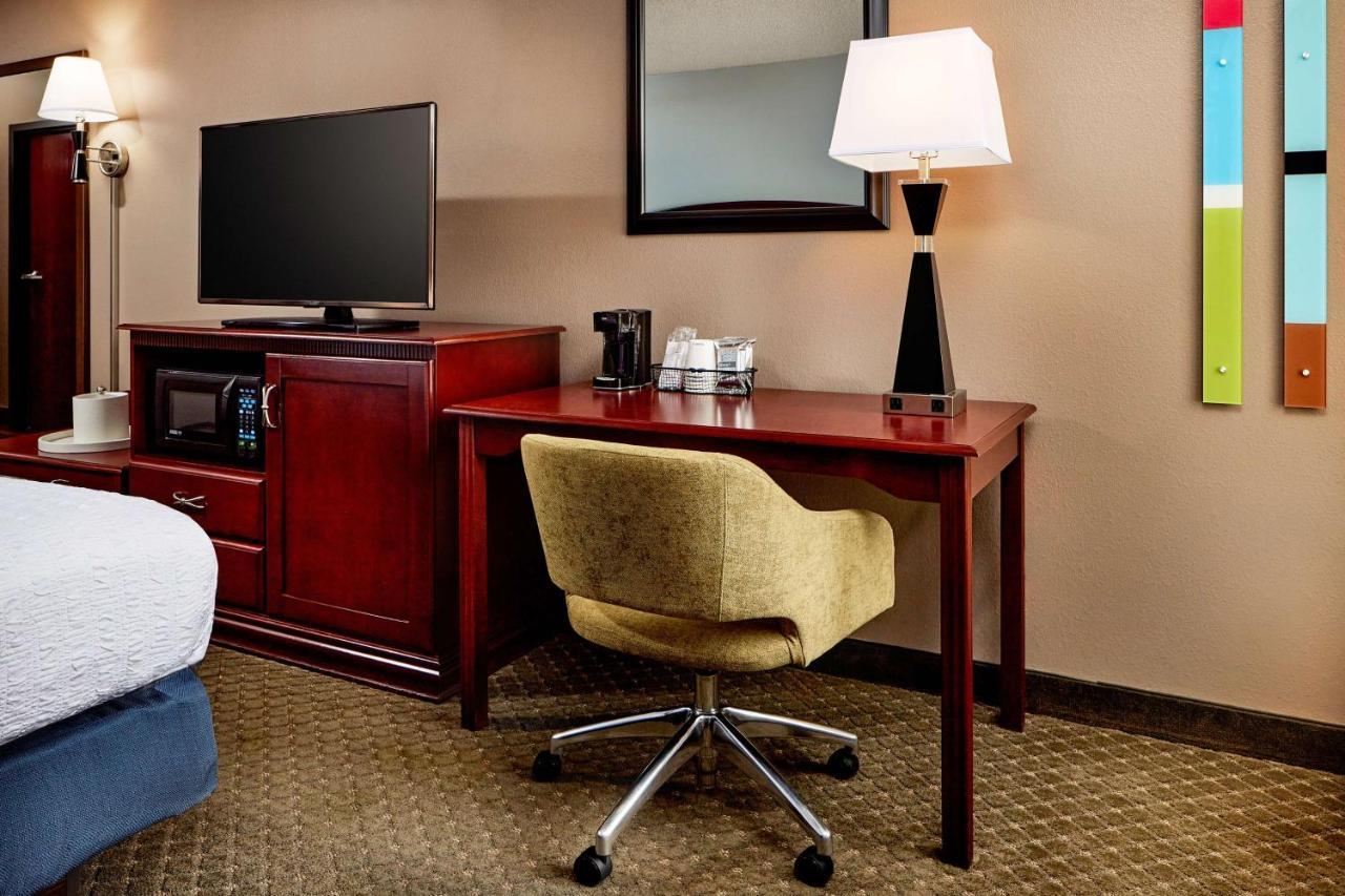 Hampton Inn Лонгмънт Екстериор снимка